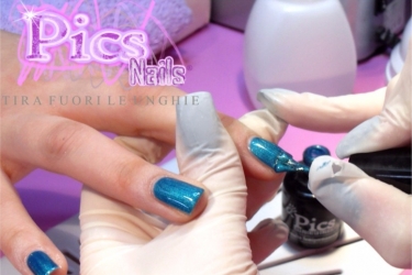 Applicazione del Colore Smalto Semipermanente Pics Nails