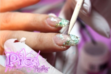 come si realizza la nail art sottovetro