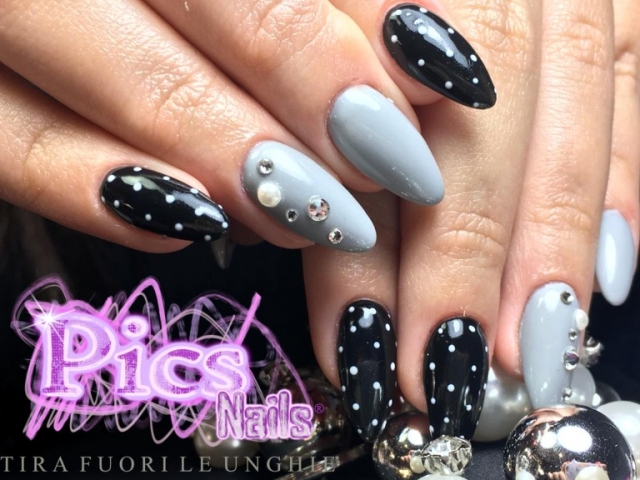 Decorazione Nail Art a Pois