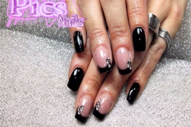 Ricostruzione unghie in acrilico. Base nero e Nail Art Foil color oro!