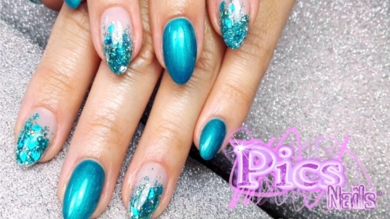 Gel Unghie Color con Decorazione Glitterata e Gel Color Blu Metal su Unghia