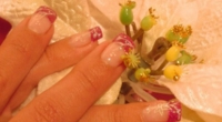 Nail_Art_French_Brillantinata_con_Fiore_Bianco Nail_Art_French_Brillantinata_con_Fiore_Bianco