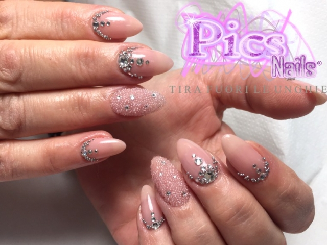 Nail Art Mandorla con Swarovski