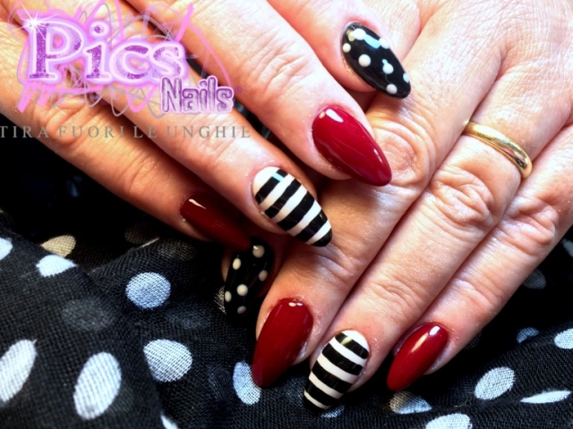 nail art nere a pois