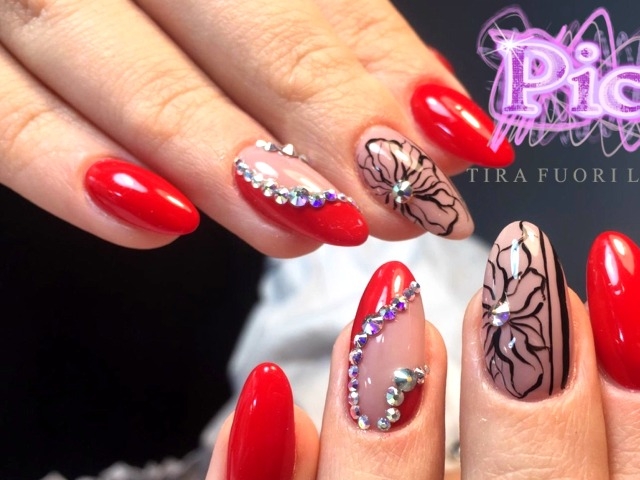 Nail Art Rosse con Swarovski