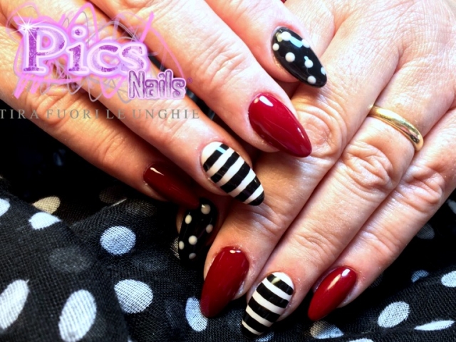 pois black nail art