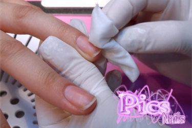 Prima della Ricostruzione Sgrassiamo l&#39;Unghia con il Nail Cleaner Pics Nails