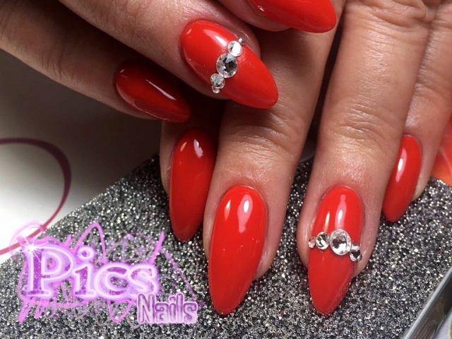 unghie gel rosse con brillantini